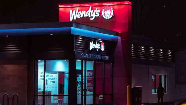 Сеть ресторанов Wendy's нанимает «главного дегустатора», который будет дегустировать их еду, и платит ему 100 000 долларов.