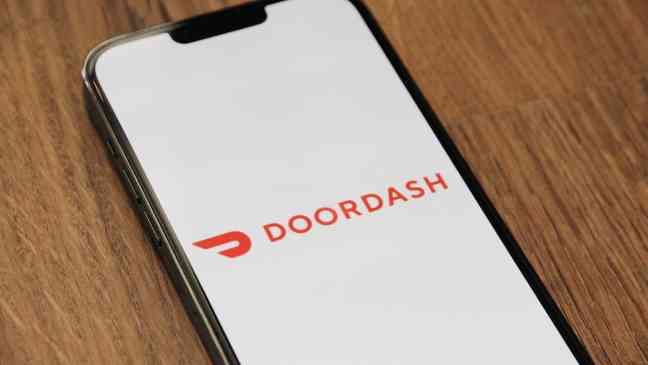 Интернет-магазин собрал 500 000 долларов для пожилой пары, работающей в DoorDash, чтобы свести концы с концами.