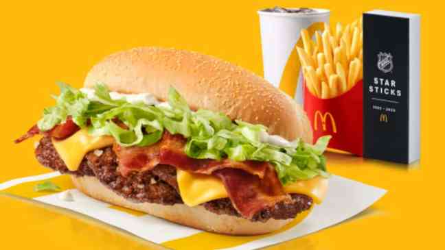 В новом наборе от McDonald's есть миниатюрная хоккейная клюшка НХЛ.