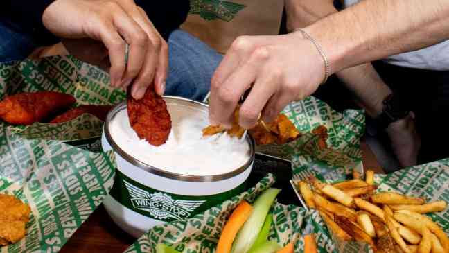 Компания Wingstop выпускает гигантский стакан объемом 32 унции под названием «Big A$ Ranch Cup» в честь Национального дня ранчо.