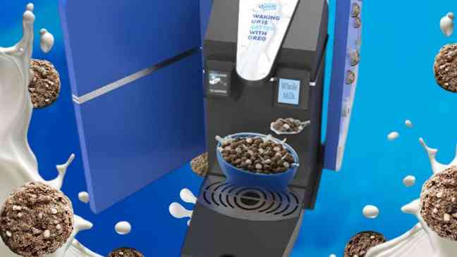 Компания Oreo Puffs представила специальный мини-холодильник, который подает молоко прямо в ваши хлопья.