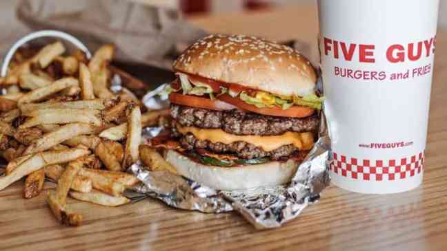 Сеть ресторанов Five Guys возвращает акцию «купи один бургер, получи второй бесплатно» после того, как первая попытка оказалась неудачной из-за нехватки еды.