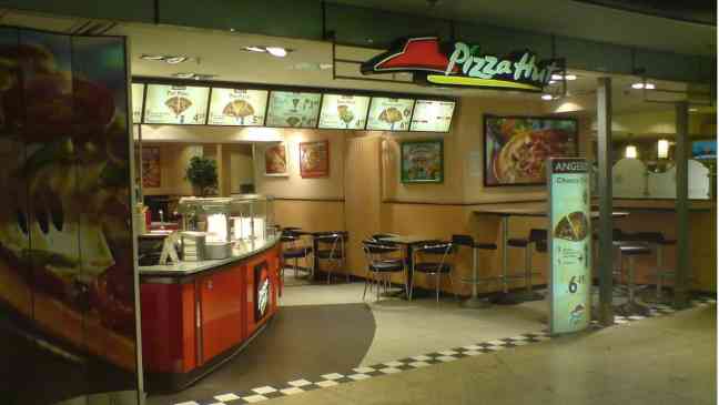 Pizza Hut впервые за десятилетие обновила рецепт теста, замешанного вручную.