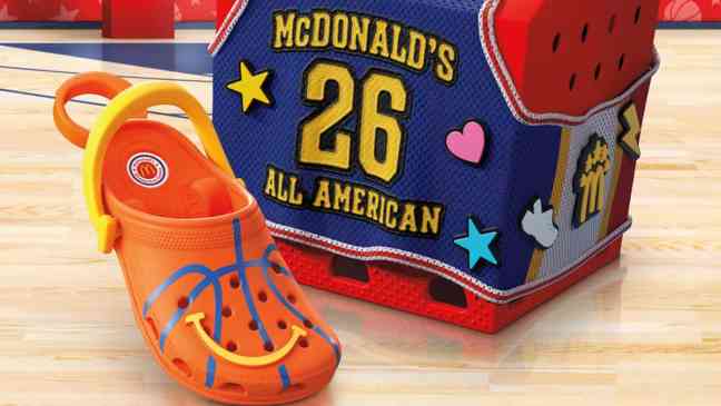 McDonald's запускает игрушечные брелоки Crocs в новом наборе Happy Meal, посвященном баскетболу.