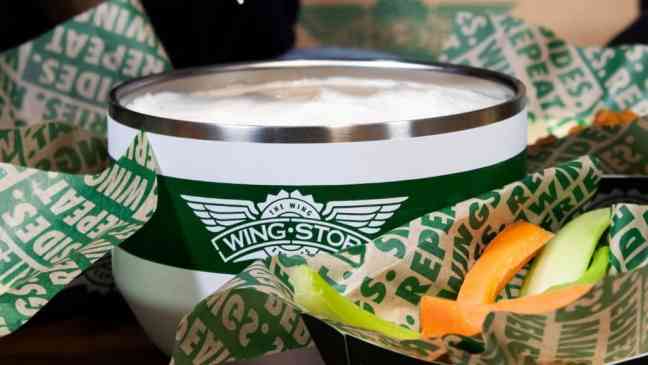Компания Wingstop выпускает гигантский стакан объемом 32 унции под названием «Big A$ Ranch Cup» в честь Национального дня ранчо.