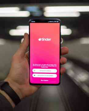 Новый искусственный интеллект Tinder хочет видеть вашу фотогалерею, чтобы предлагать вам более подходящие варианты.