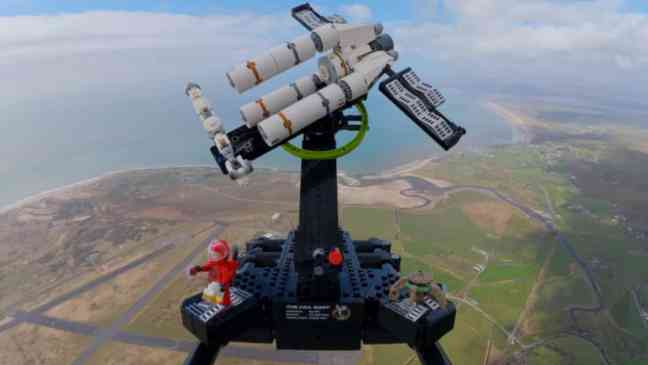 Набор Lego Project Hail Mary достиг высоты, близкой к космической, в ходе рекордного запуска.