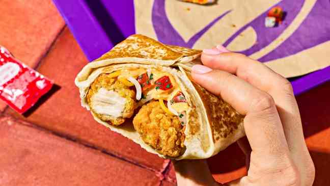 После многолетних просьб поклонников, в меню Taco Bell снова появился Triple Double Crunchwrap.