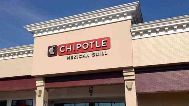Chipotle отмечает плей-офф НХЛ, раздавая хоккейные майки и предлагая акцию «купи одну, получи вторую бесплатно».
