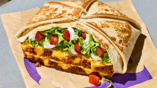 После многолетних просьб поклонников, в меню Taco Bell снова появился Triple Double Crunchwrap.