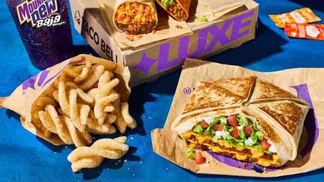 После многолетних просьб поклонников, в меню Taco Bell снова появился Triple Double Crunchwrap.